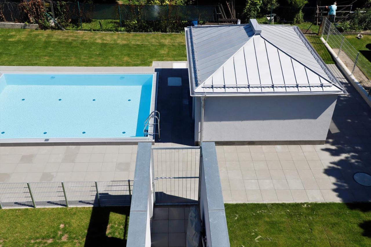 Yellow Flower Apartment With Pool - 5 Min To Lake Wina Bagian luar foto