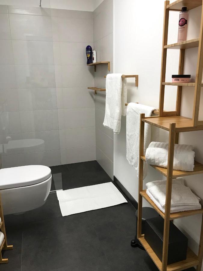 Yellow Flower Apartment With Pool - 5 Min To Lake Wina Bagian luar foto